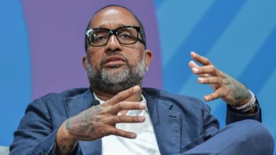 Photo of Kenya Barris: Suggests ‘Netflix Grew to become CBS,’ Leaves Over-all Offer