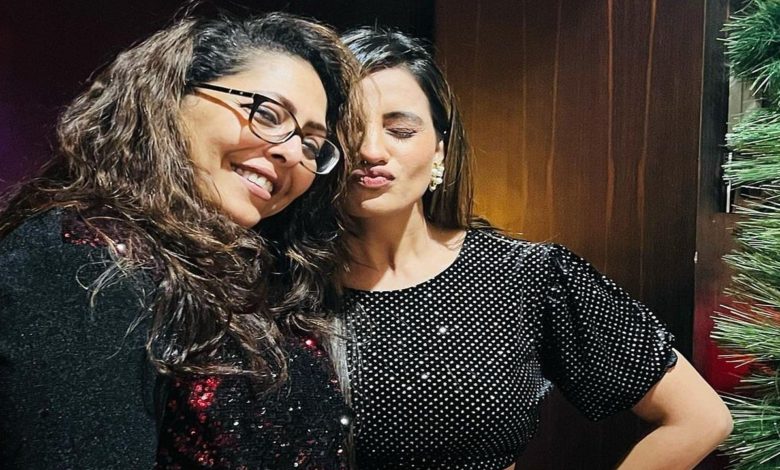 Christmas celebrations are going on everywhere.  Akshara Singh has shared pictures of her Christmas evening party with her fans through her Instagram.  During this, famous choreographer Geeta was also present with him.