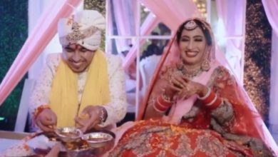 Photo of During the marriage, Pandit ji said such a thing that the bride and groom laughed, you also see this cute video