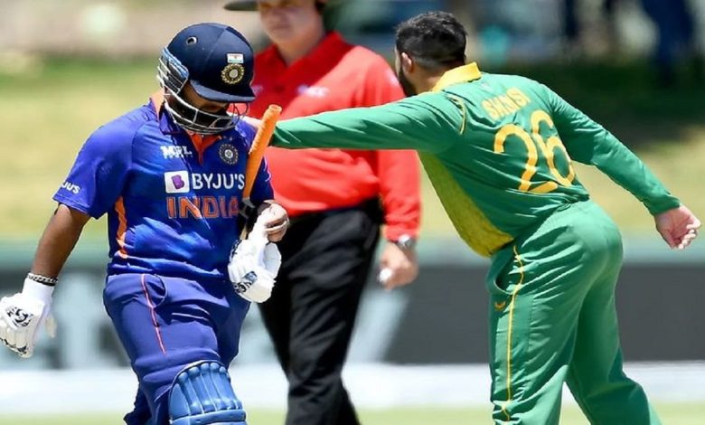 Rishabh Pant has given many historic victories in his short career by batting brilliantly.  Pant has scored a century on difficult tours like England, Australia and South Africa, but despite being extremely talented, Pant makes such mistakes that he has to be a victim of criticism.  Rishabh Pant lost his wicket on the very first ball in the third ODI played in Cape Town.  Virat Kohli and Rahul Dravid's reaction became viral on social media as soon as Pant was dismissed.  (Photo-BCCI Twitter)