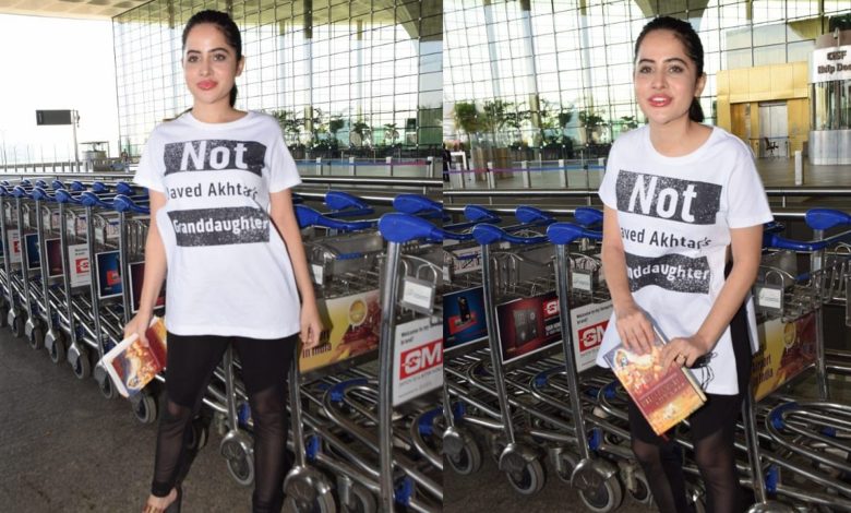 Urfi Javed was spotted by the photographers at the airport where she was seen in her flirtatious style.  This time it was not his dress but the Bhagavad Gita held in his hand caught everyone's attention.  She appeared to take him with her during the journey.