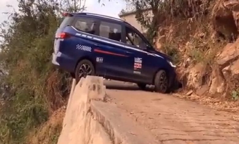 The man showed a surprising example of driving by turning the car on a dangerous hill, the breath will stop watching the video!