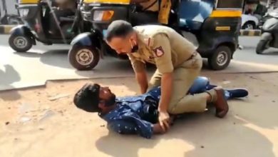 Photo of The thief was running after snatching the mobile of the poor, the policeman chased and caught him like this, watch the video
