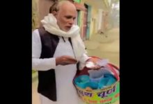 Photo of Uncle sold powder while reciting poetry, viral video is winning hearts of people