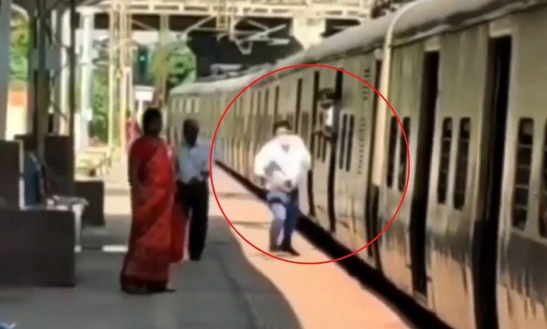 Viciously the person snatched the phone at the station, watching the video, people said - it was not expected