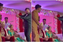 Photo of Viral: Groom’s friends did such a joke while making money on stage, you will not be able to stop laughing after watching the video