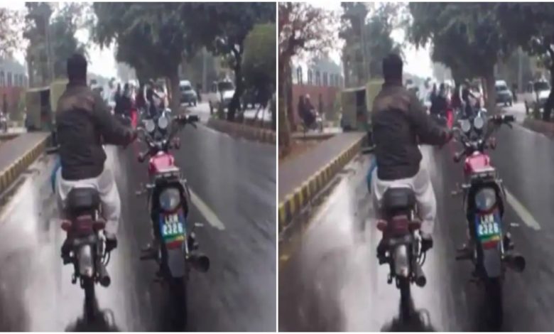 A single person ran two bikes together on the road, watching the video, people said - 'Yeh toh bada heavy driver nikla'