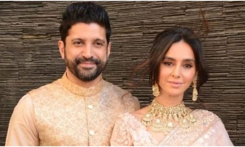 Shibani Dandekar and Farhan Akhtar got married on 19 February.  Tie in the bond of marriage between both the families.