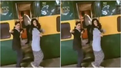 Photo of Video: Two girls were dancing with fun standing outside the train, TTE was also stunned to see