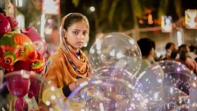 Photo of Girl selling balloons became a model, her glamorous look created panic on social media