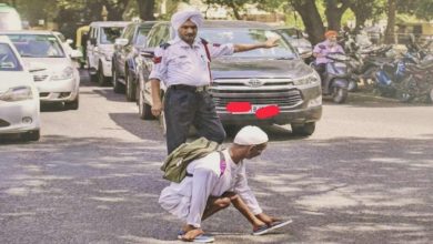 Photo of Traffic police stopped vehicles to make handicapped cross the road, people saluted humanity