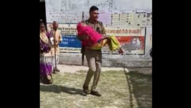 Photo of Viral: Gun on shoulder and mother in lap… this video of UP Police winning hearts of people