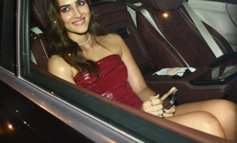 Kriti Sanon has also become the heroine of Karan Johar's camp.  Perhaps this is the reason why she is seen in every party of his.  In this party, she arrived in a maroon color dress.  Kriti is looking very gorgeous in this dress.