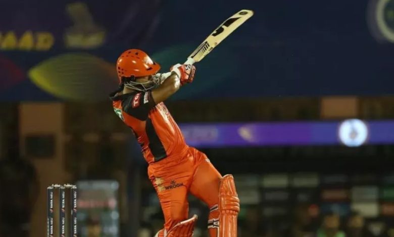 When Sunrisers Hyderabad started IPL-2022, then this team was looking very weak.  He also lost in the first two matches.  But this team came back and made a hat-trick of victory and showed its strength.  Hyderabad defeated Kolkata Knight Riders in the match played on Friday night.  An important reason for his victory was young batsman Rahul Tripathi.  Tripathi scored 71 runs.  Rahul is that uncapped player of IPL who is continuously leaving his mark.  (IPL Photo)