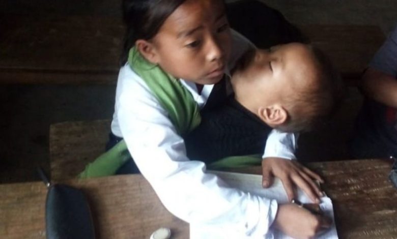 Manipur Girl: 10-year-old girl goes to school with her baby sister in her arms, people get emotional after seeing the viral picture
