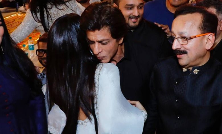 Shenaaz Meets SRK: Shehnaaz Gill was not happy to hug Shahrukh Khan, hold hands in her heart, see photo
