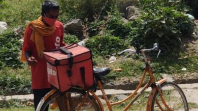 Photo of The teacher reached to deliver food by bicycle in 42 degree temperature, seeing the heart of internet users, it rained money in 3 hours