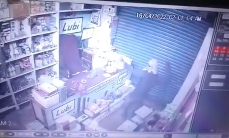 Viral Video: The thief was seen celebrating after the theft in the shop, everyone was surprised to see the video