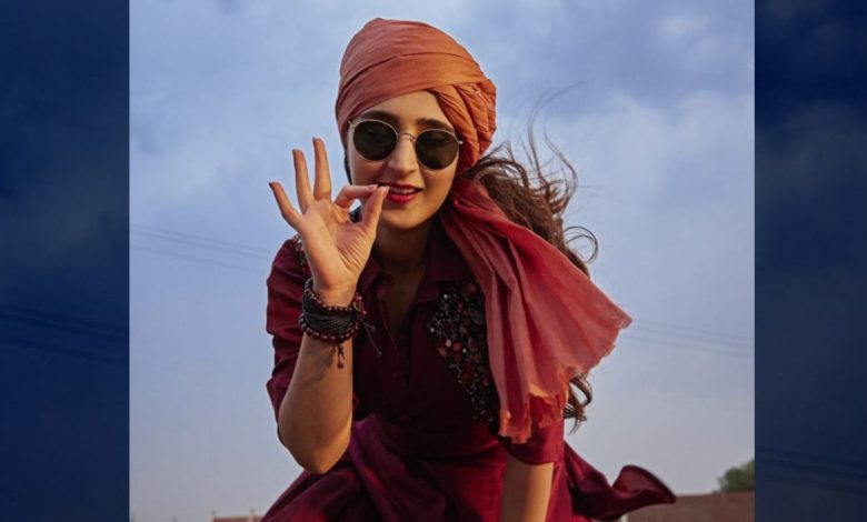 Song Dynamite: Dhvani Bhanushali stunned the internet by becoming a Punjabi kudi, watch the awesome video of the song 'Dynamite'