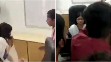 Photo of Viral: Netaji forced the principal to touch the feet of the girl student, watching the video, people said – ‘The relationship of Guru and disciple has been tarnished’