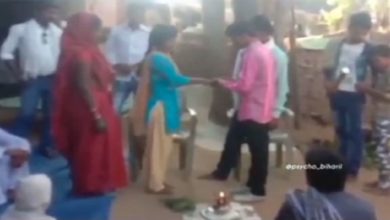 Photo of Viral Video: After wearing the engagement ring, the boy touched the girl’s feet, people said – ‘Kya Dulha Banega Re Tu’