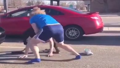 Photo of Viral Video: When two people started fighting on the middle of the road, boxing happened a lot, but people were surprised to see ‘Happy Ending’