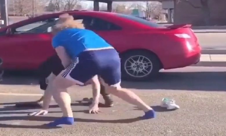 Viral Video: When two people started fighting on the middle of the road, boxing happened a lot, but people were surprised to see 'Happy Ending'