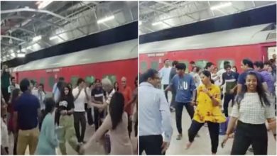 Photo of When the train arrived early, Gujarati passengers started Garba at the station itself, Railway Minister shared the video