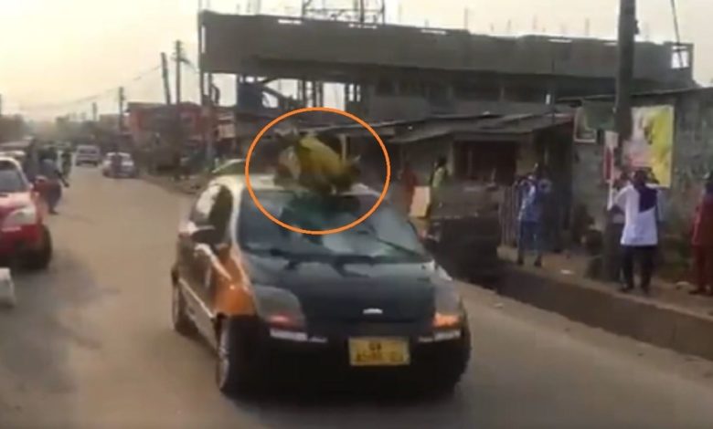 Shocking Video: The man suffered a heavy jump from the top of a moving car, see how he became a victim of the accident
