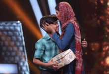 Photo of Superstar Singer 2: The mother of superstar singer Contestant Mani passes away with only one pair of slippers in a year, wearing new shoes with her hands while getting emotional on the stage