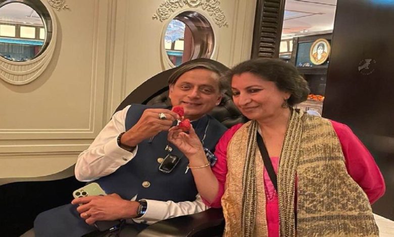 Viral Pic: Shashi Tharoor posted a photo with a female litterateur in London, people trolled fiercely