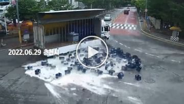 Photo of Viral Video: 2000 bottles of beer suddenly fell on the road, then people did such a thing that everyone started praising