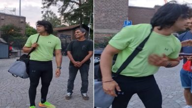 Photo of Viral Video: Javelin star Neeraj Chopra touched the feet of an elderly fan, the video touched people’s hearts, said – ‘So down to earth’