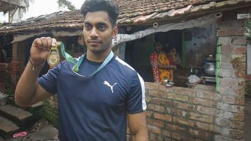Photo of CWG 2022 champion living in poverty, mother holds medal in torn sari