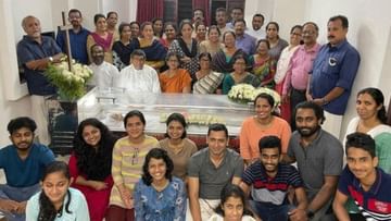 Photo of Keeping the dead body in the middle, the family posed for a smiling photo, a debate broke out on social media