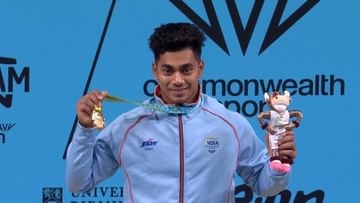One brother handed over the medal to another brother, India's brotherhood was shown in CWG