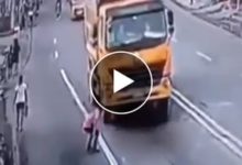 Photo of Shocking: The truck passed over the person, yet survived, this video will surprise