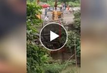 Photo of The truck was drowned in the river, while taking out the crane also got trapped under the water, watch the creepy video