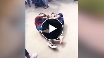 Photo of Two girls clashed outside the coaching center, kicked and punched a lot;  watch video