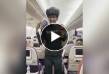 Photo of The hawker boarded the plane!  Selling goods in a unique way;  View VIDEO