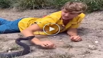 The person had fun lying down in front of the snake, people said - ninja technique of calling death