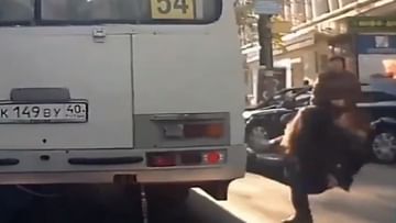 Photo of VIDEO: Accident happened with the girl as soon as she got off the bus, she narrowly escaped her life!