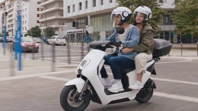 Honda has taken the wraps off its electric scooter.  The name of this scooter is Honda EM1E.  The company has introduced this scooter during the ongoing EICMA 2022 in Milan, Italy.
