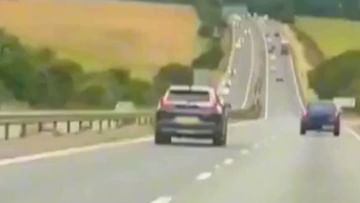 This is how a person pulled out a car from between two moving vehicles, VIDEO blew people's senses