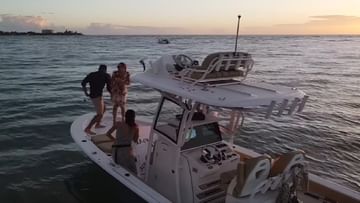Photo of Went to propose girlfriend in the middle of the sea, suddenly the ring fell in the water;  Then see what happened – VIDEO