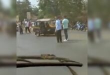 Photo of Autorickshaw started plying without a driver on the middle of the road, people said – ‘It seems that he has gone mad for not getting a ride’