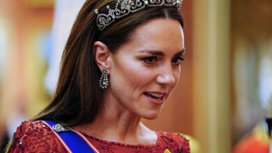 Photo of Kate Middleton Wears Festive Purple Jenny Packham Robe & Lotus Flower Tiara: See Images