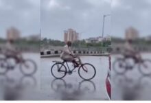 Photo of VIDEO: An old man did a stunt on a moving bicycle, people said – ‘There is no age for cheerfulness’