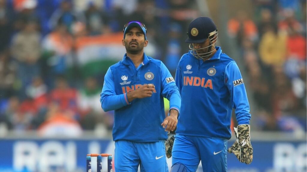 Dinesh Karthik Apologizes Publicly After MS Dhoni Controversy