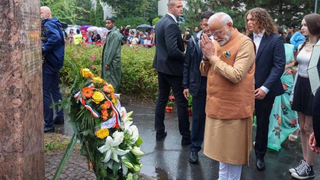 PM Modi Pays Tribute at Jam Saheb Memorial in Poland; Royal Family Descendant Writes Letter to Him